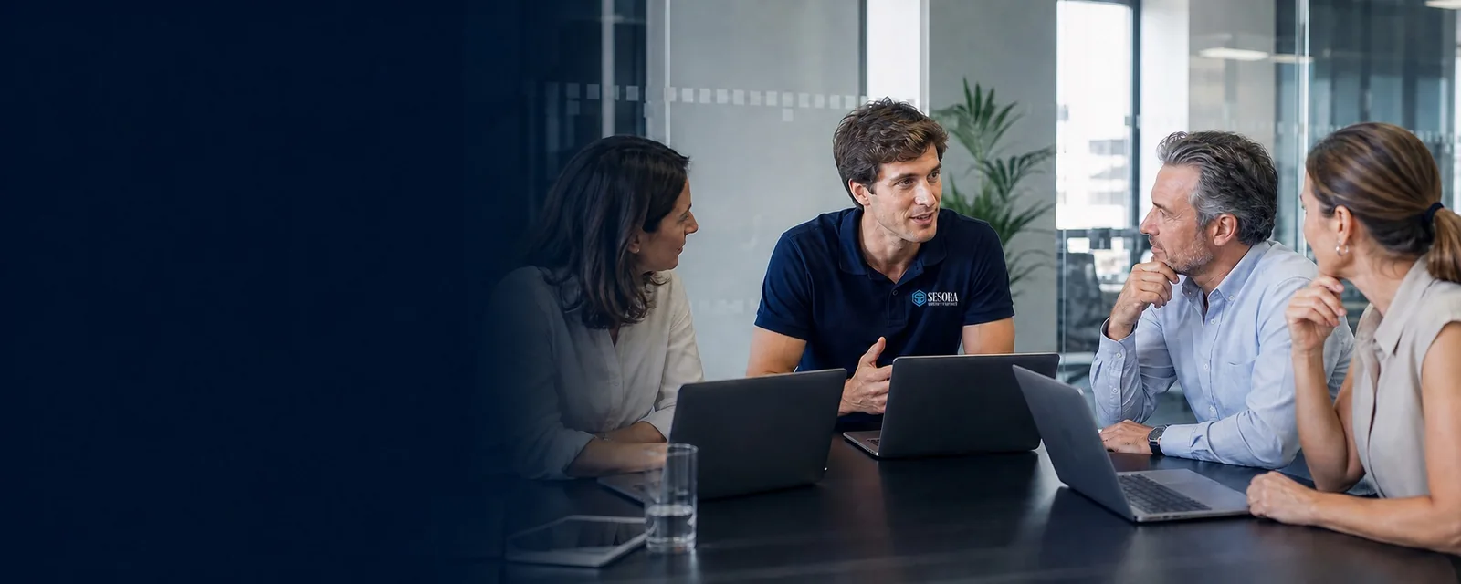 Mentor de Sesora acompañando a un equipo directivo en una sesión práctica de inteligencia artificial